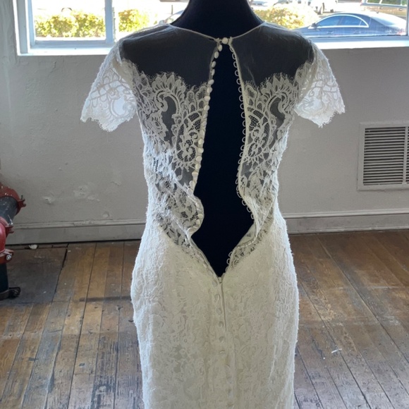 Lace wedding dress with medium train. - Picture 5 of 16